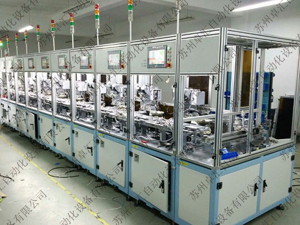Automatic riveting screw machine